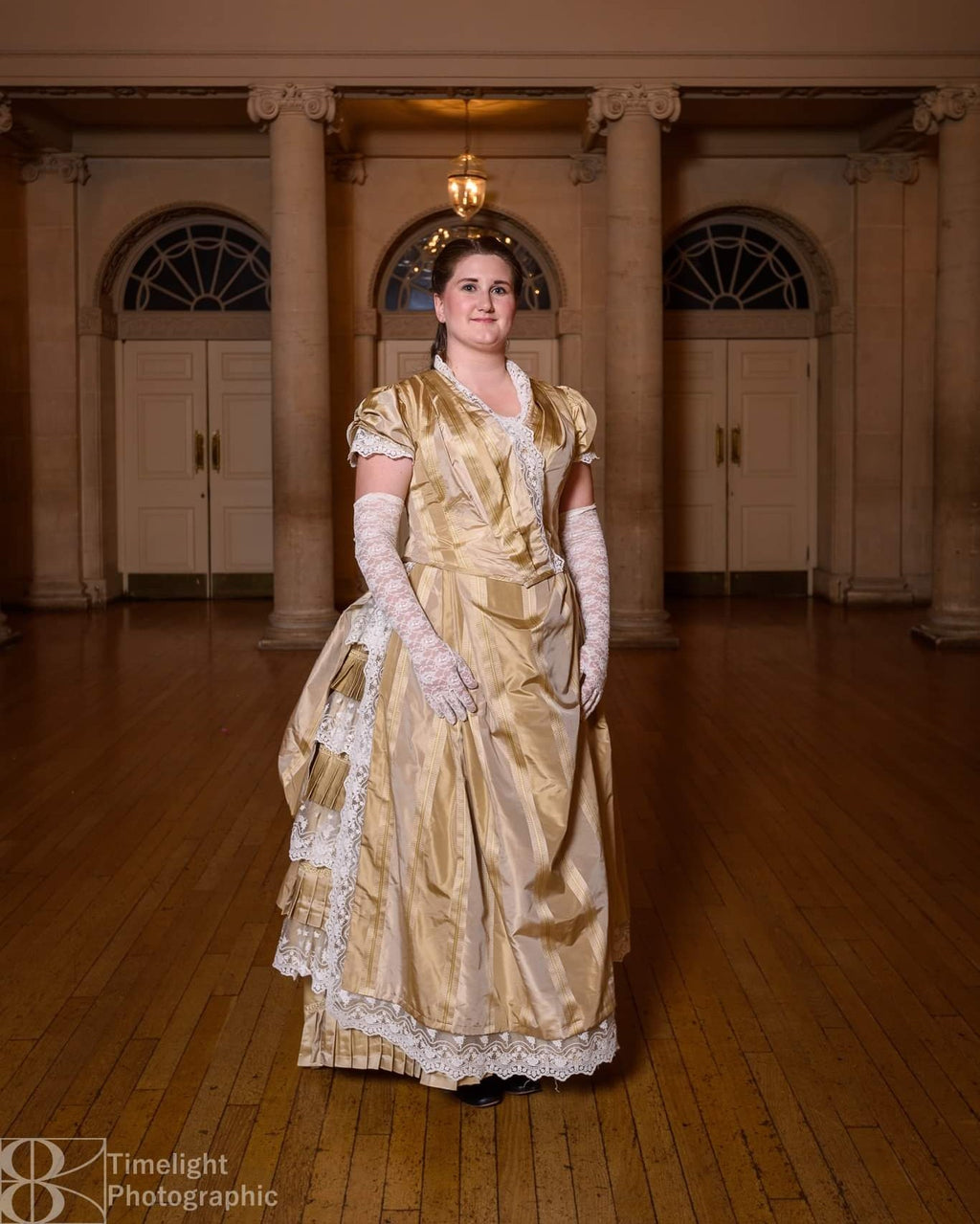 Bustle 1880 ballkjole i gullstripet silke, XL