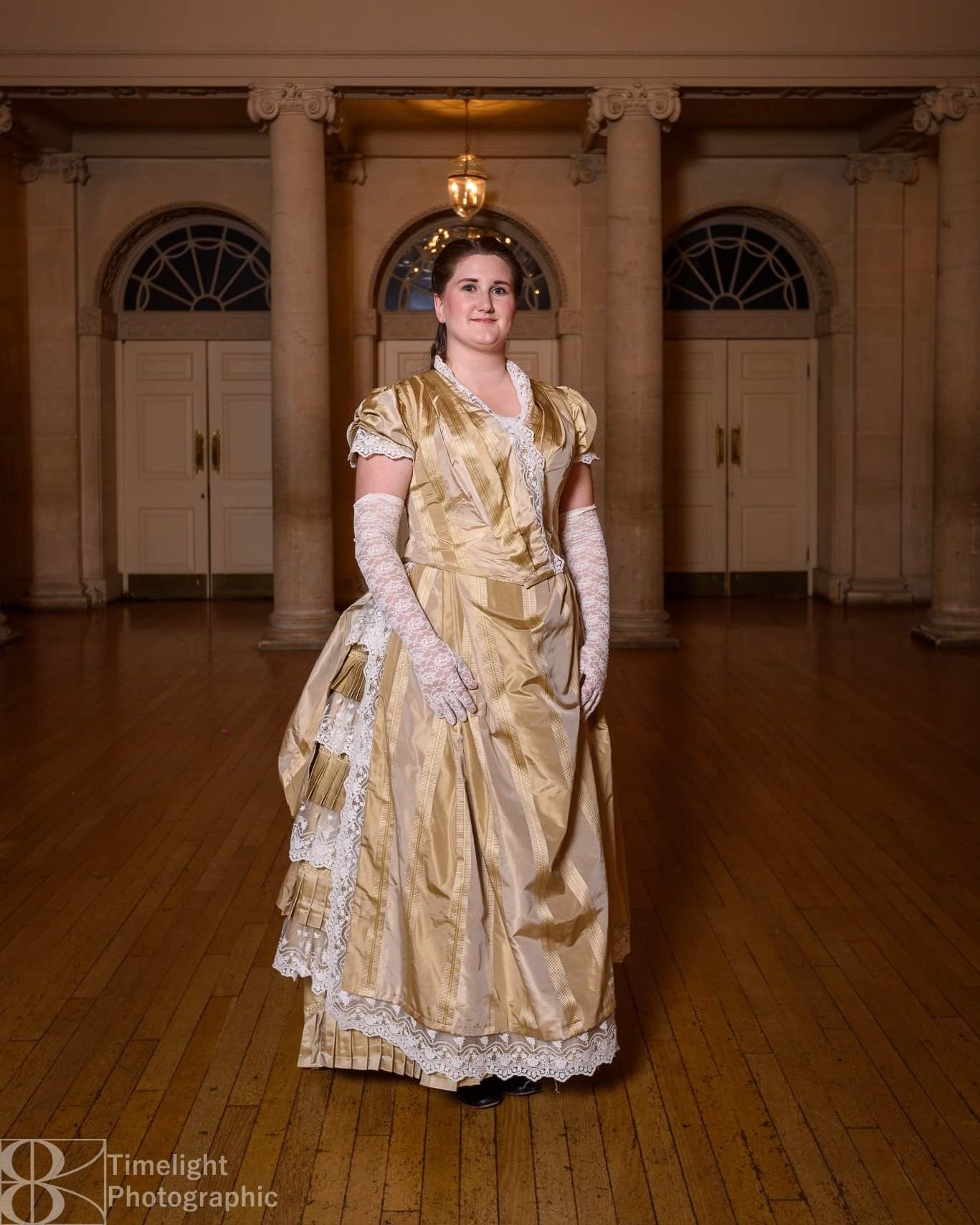 Bustle 1880 ballkjole i gullstripet silke, XL