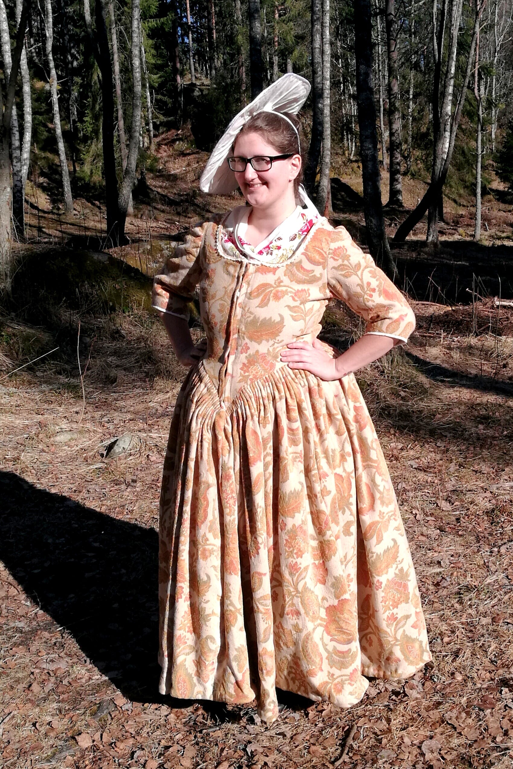 Round gown, gobelin. XL.