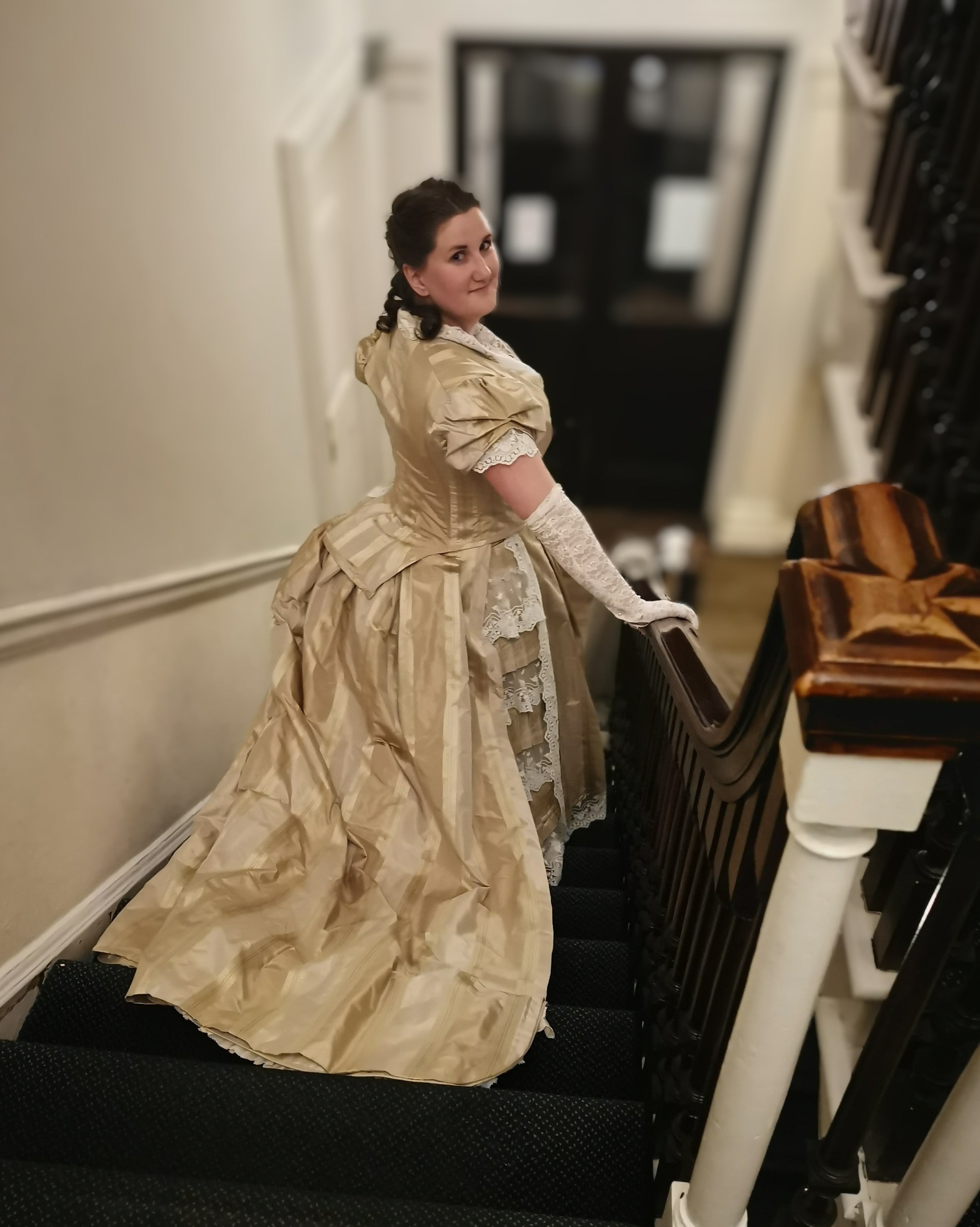 Bustle 1880 ballkjole i gullstripet silke, XL