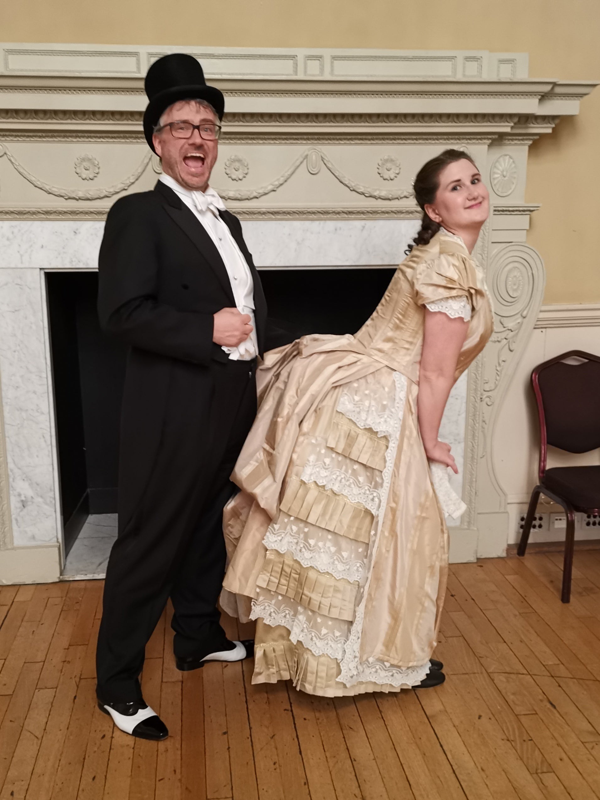 Bustle 1880 ballkjole i gullstripet silke, XL