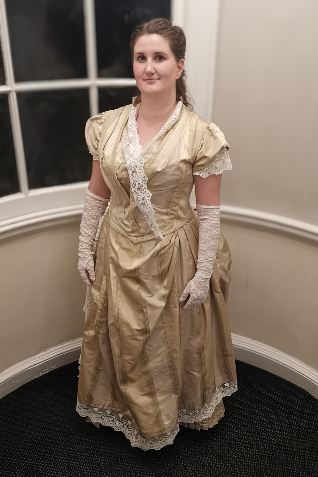 Bustle 1880 ballkjole i gullstripet silke, XL