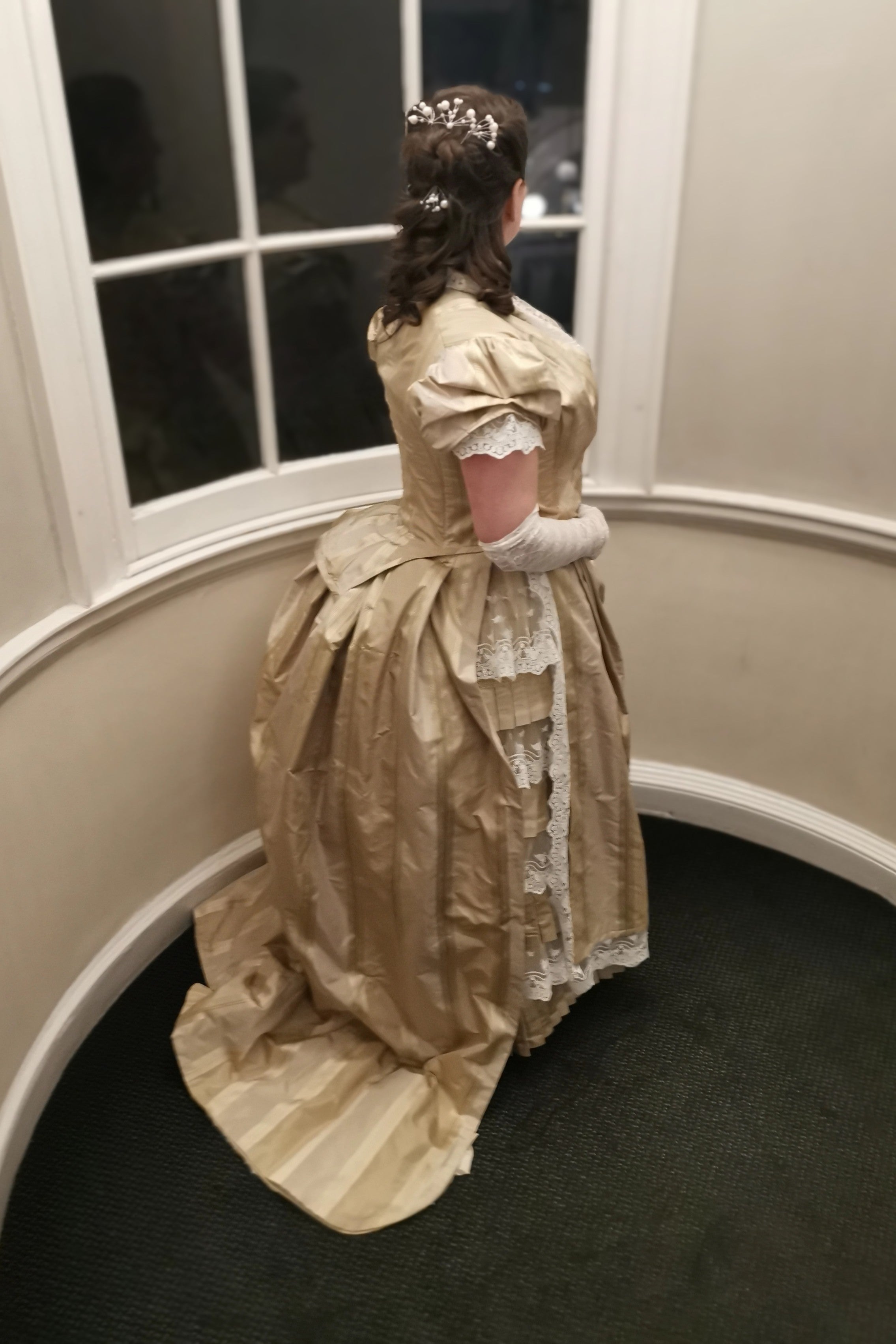 Bustle 1880 ballkjole i gullstripet silke, XL