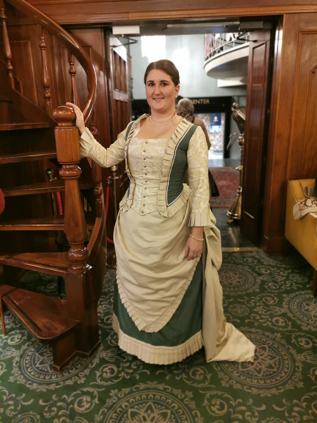 1880 bustle dagantrekk, beige og grønn. XL