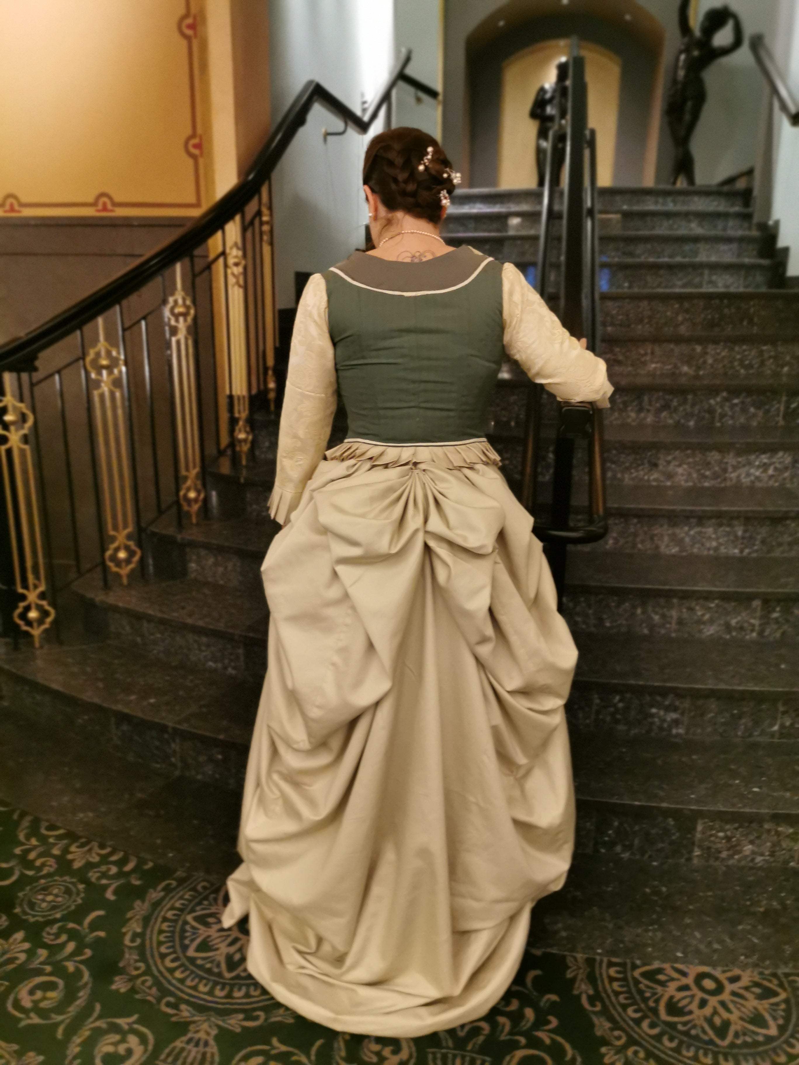 1880 bustle dagantrekk, beige og grønn. XL