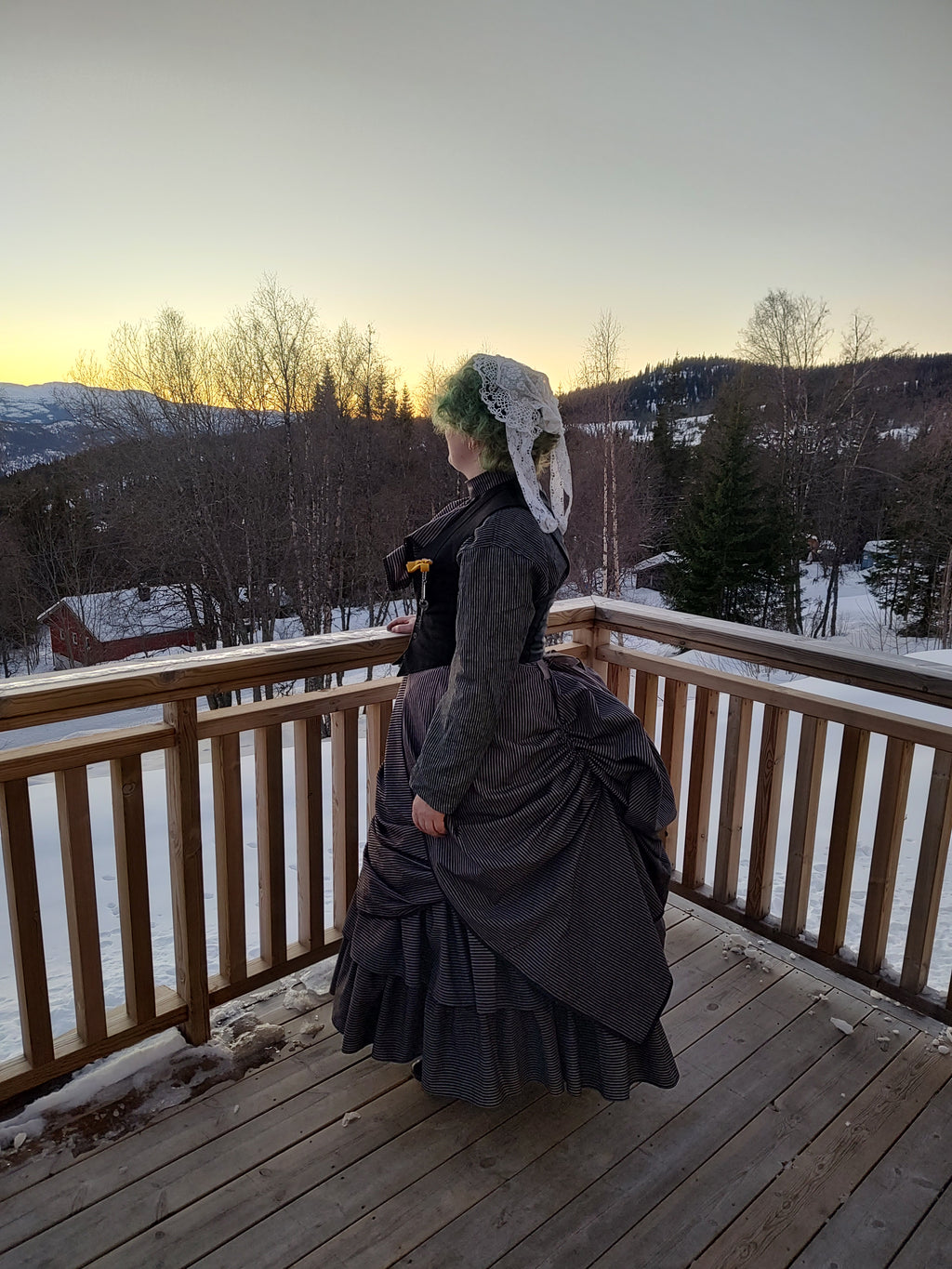 Sortstripet bustle dress 1880, XL