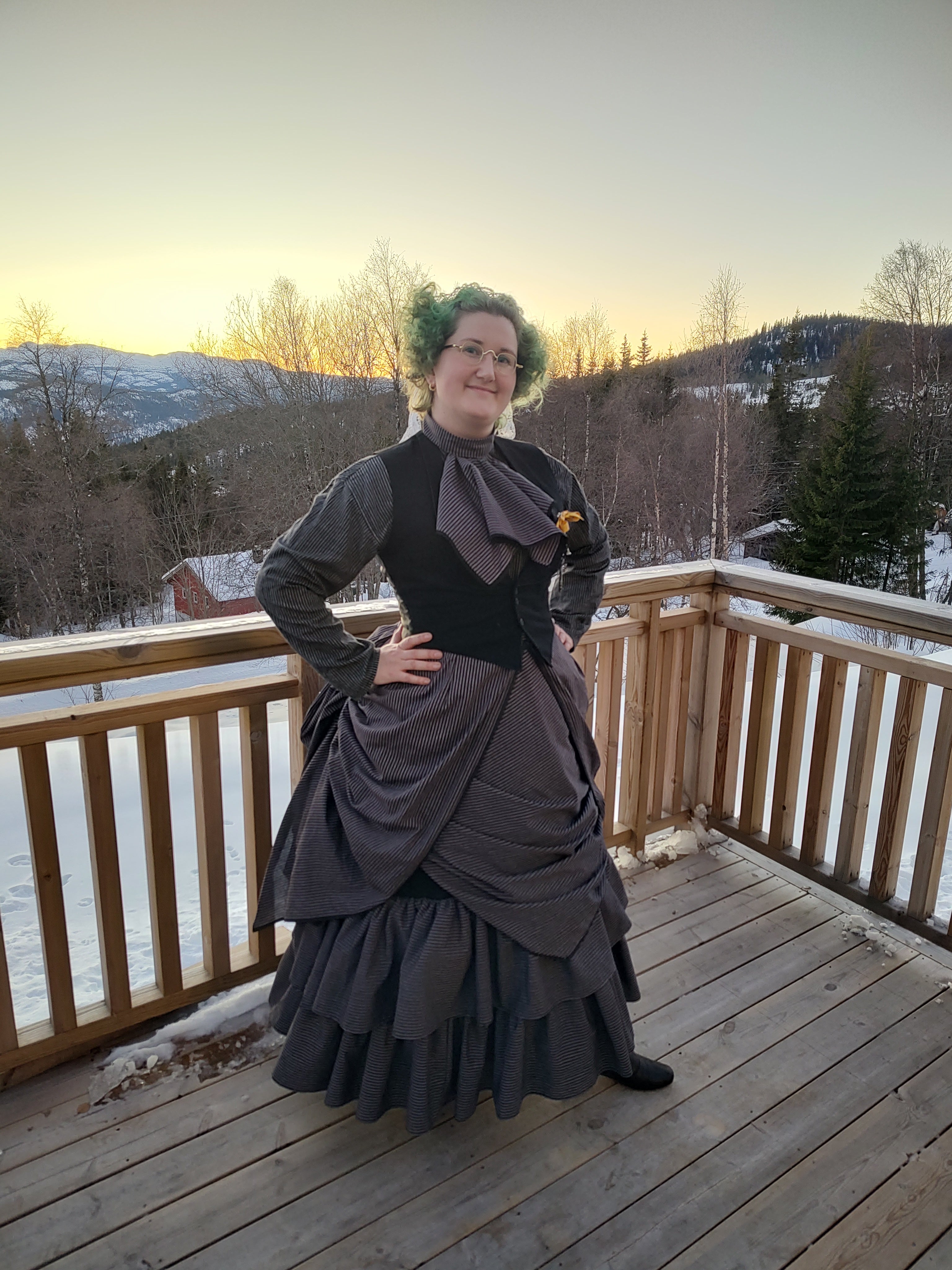 Sortstripet bustle dress 1880, XL