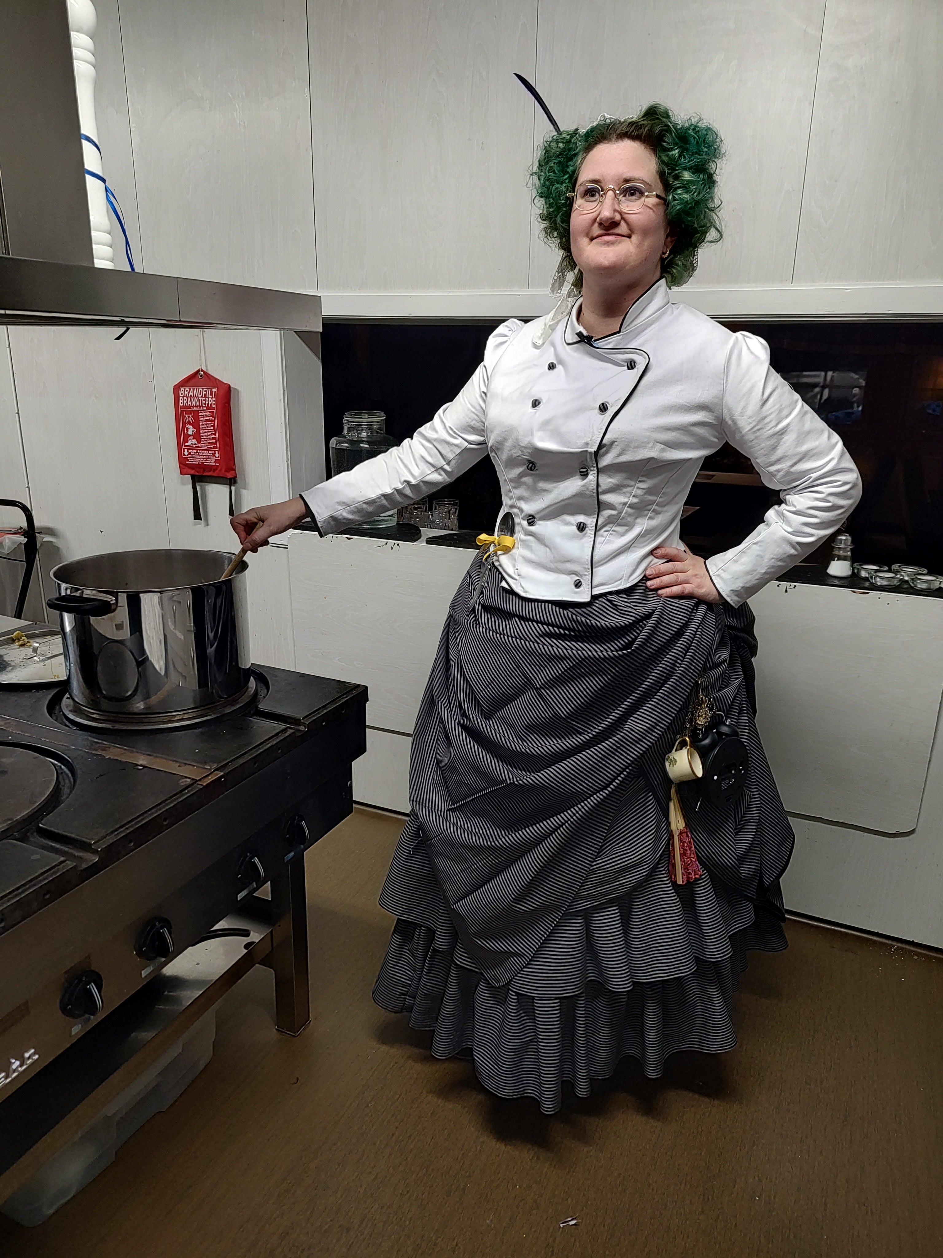 Sortstripet bustle dress 1880, XL