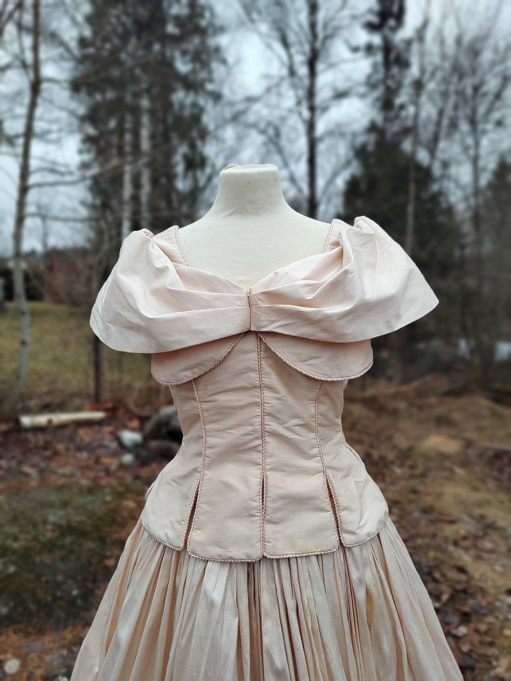 Ballkjole i ferskenfarget silke, small