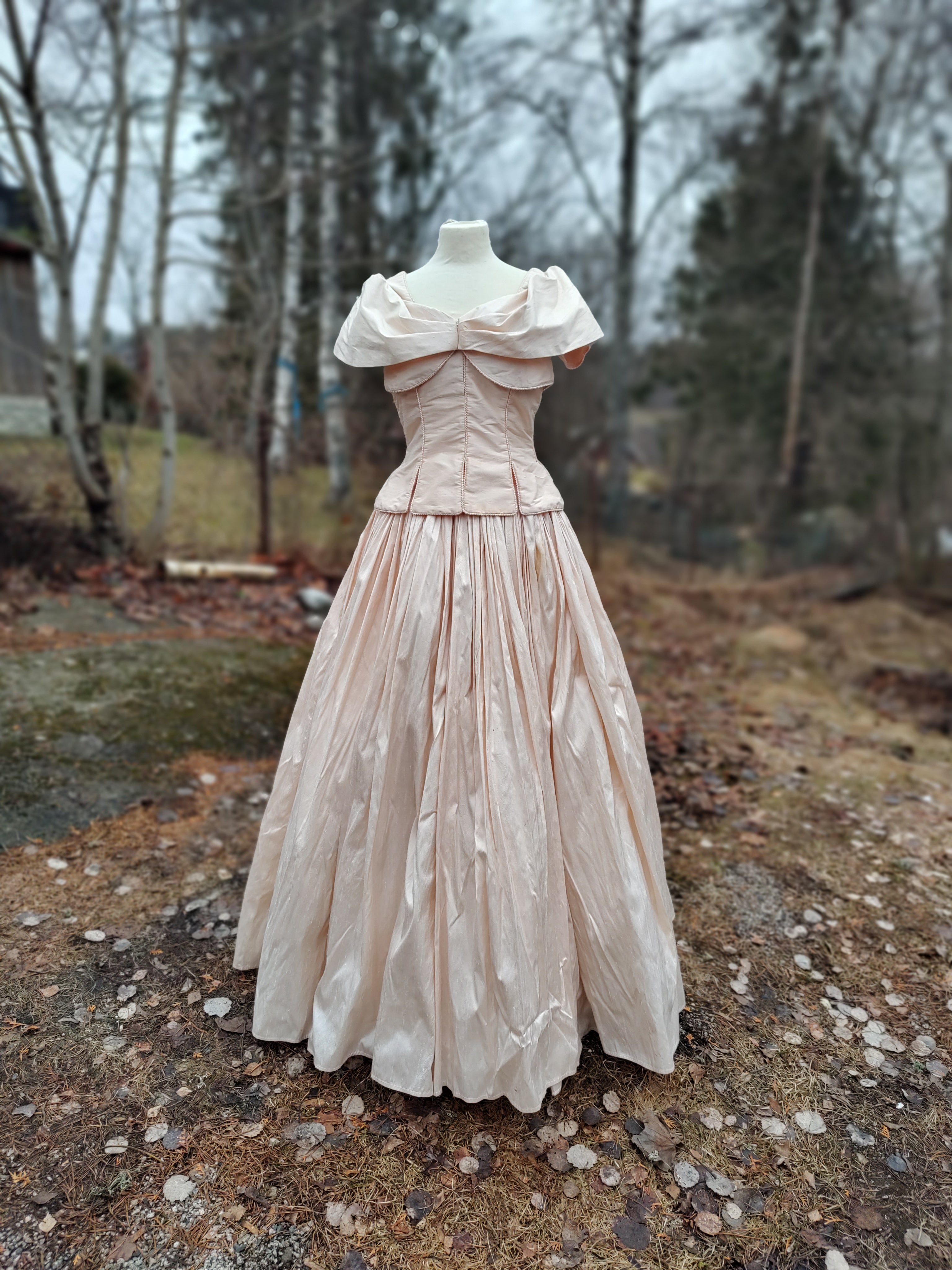 Ballkjole i ferskenfarget silke, small