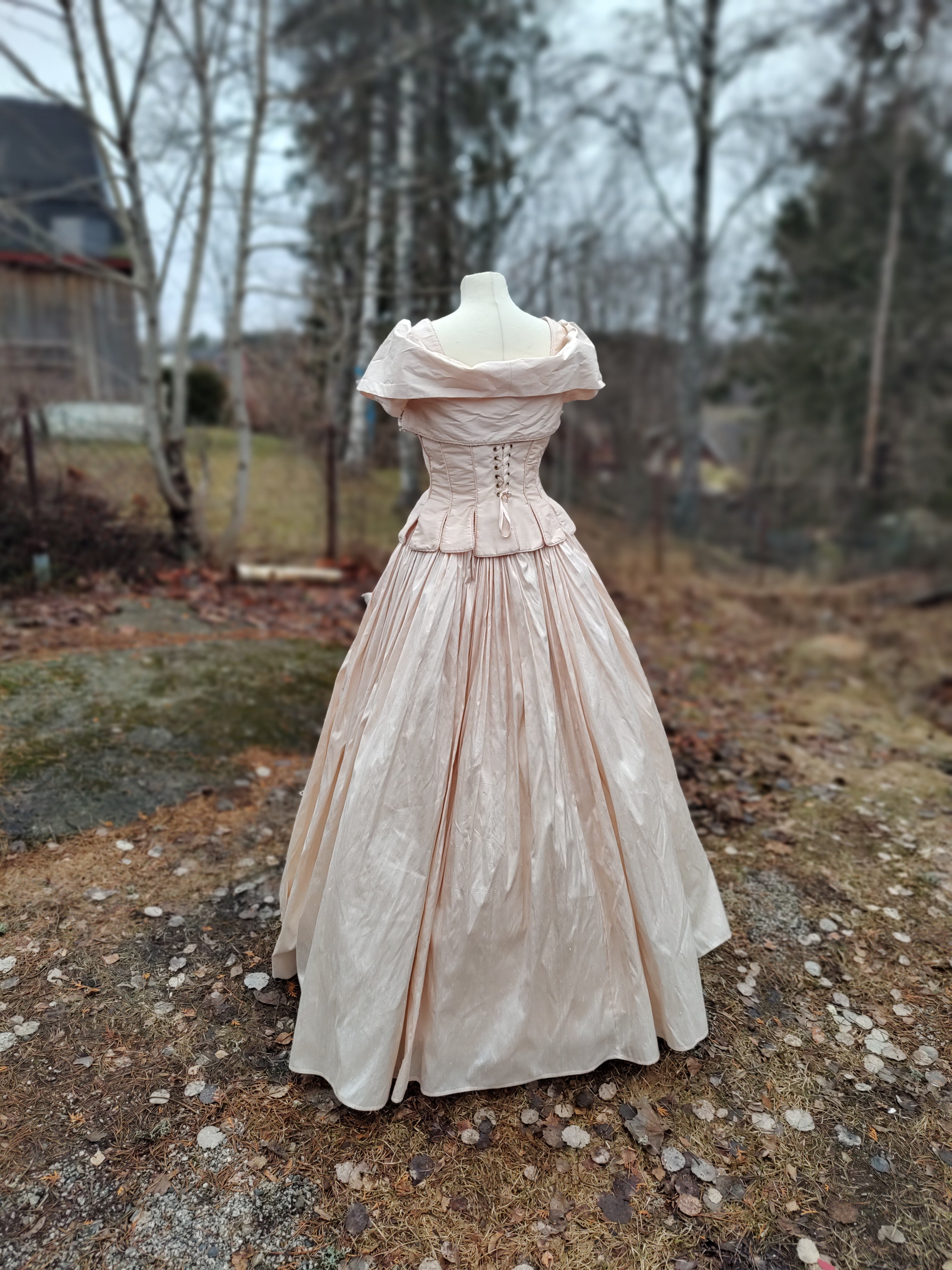 Ballkjole i ferskenfarget silke, small