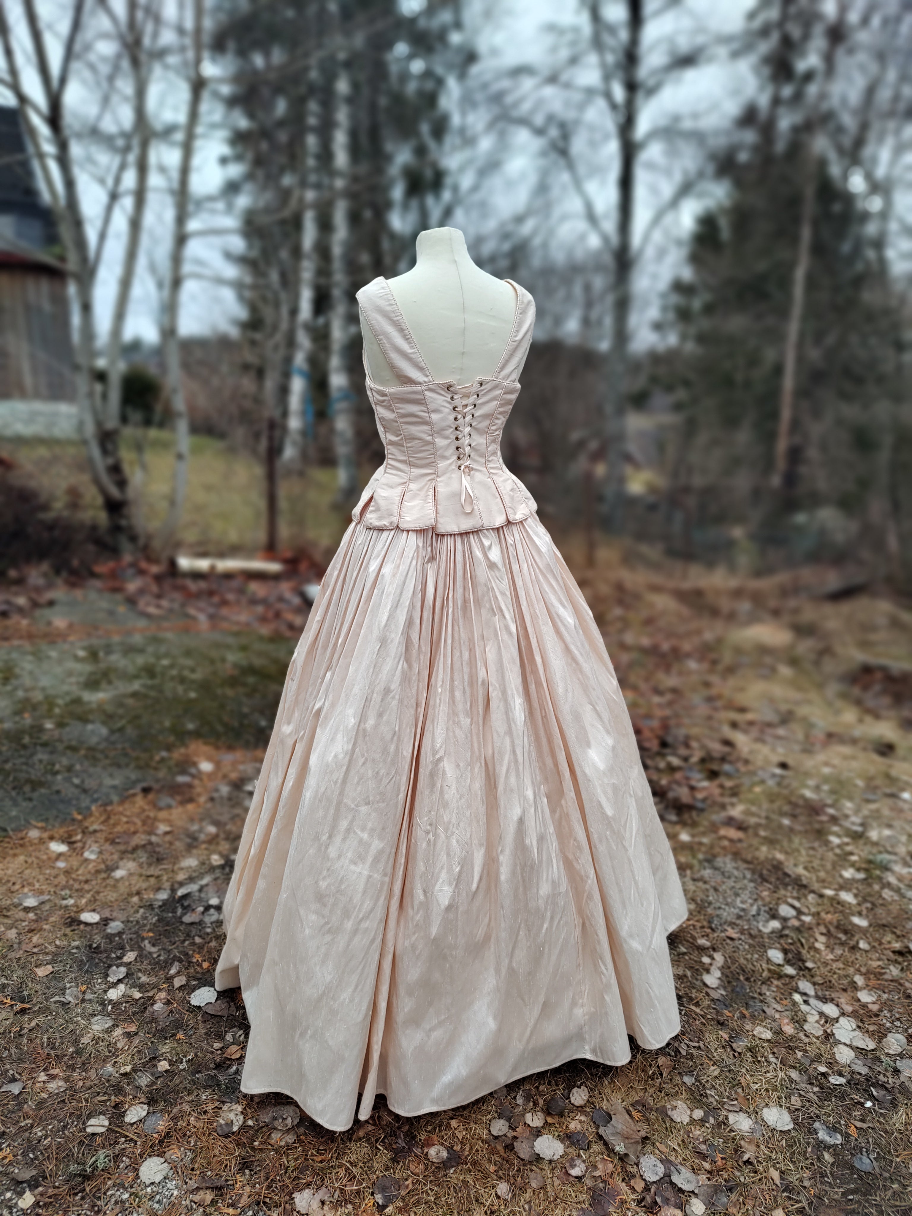 Ballkjole i ferskenfarget silke, small