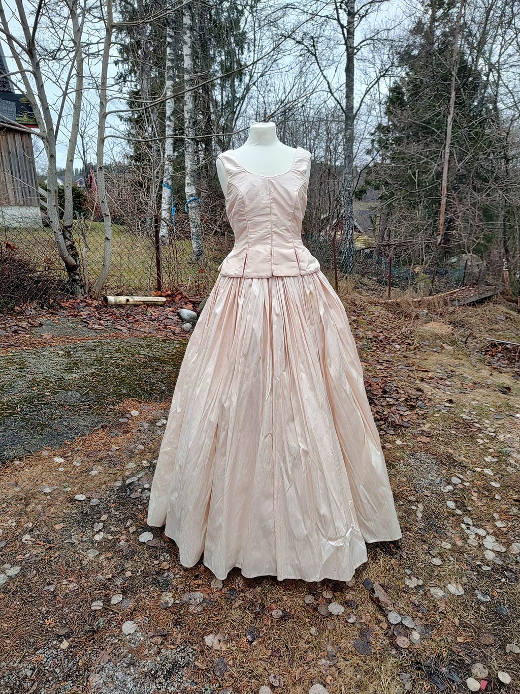 Ballkjole i ferskenfarget silke, small