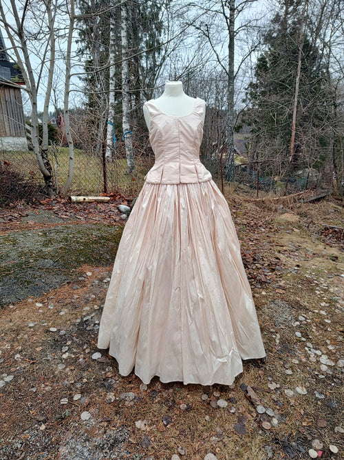 Ballkjole i ferskenfarget silke, small