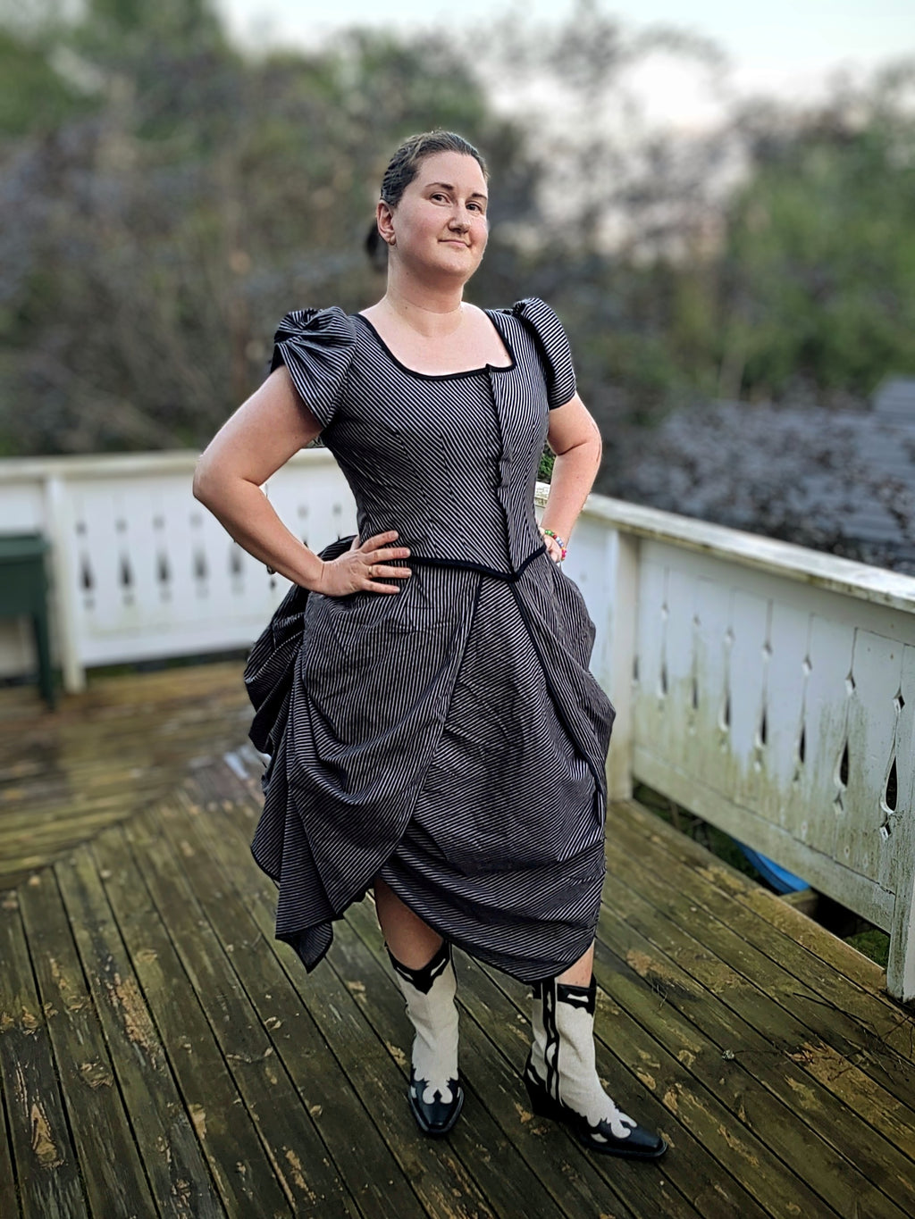 Sortstripet bustle dress 1880, XL