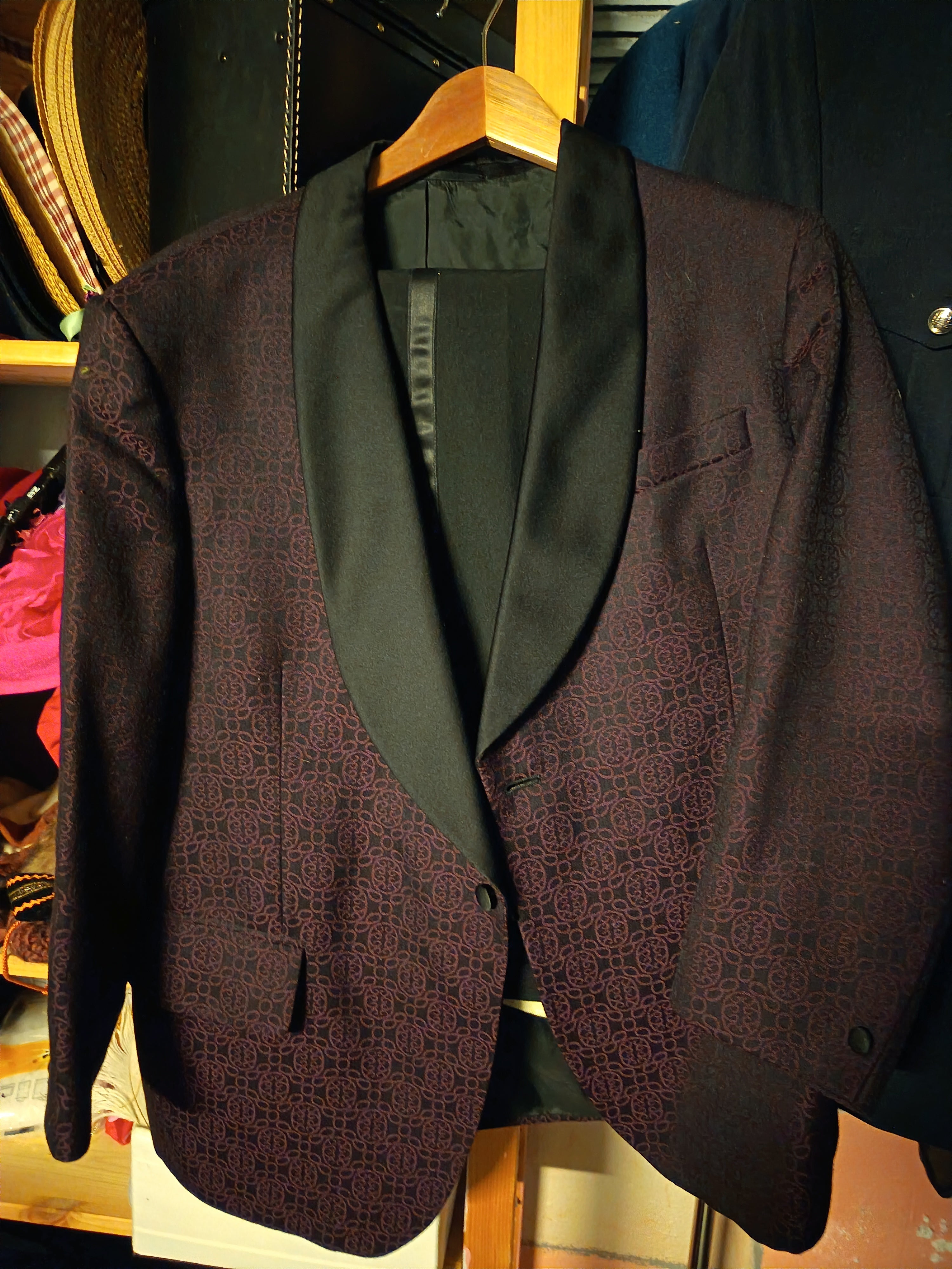 Smoking med mønstret jakke, L