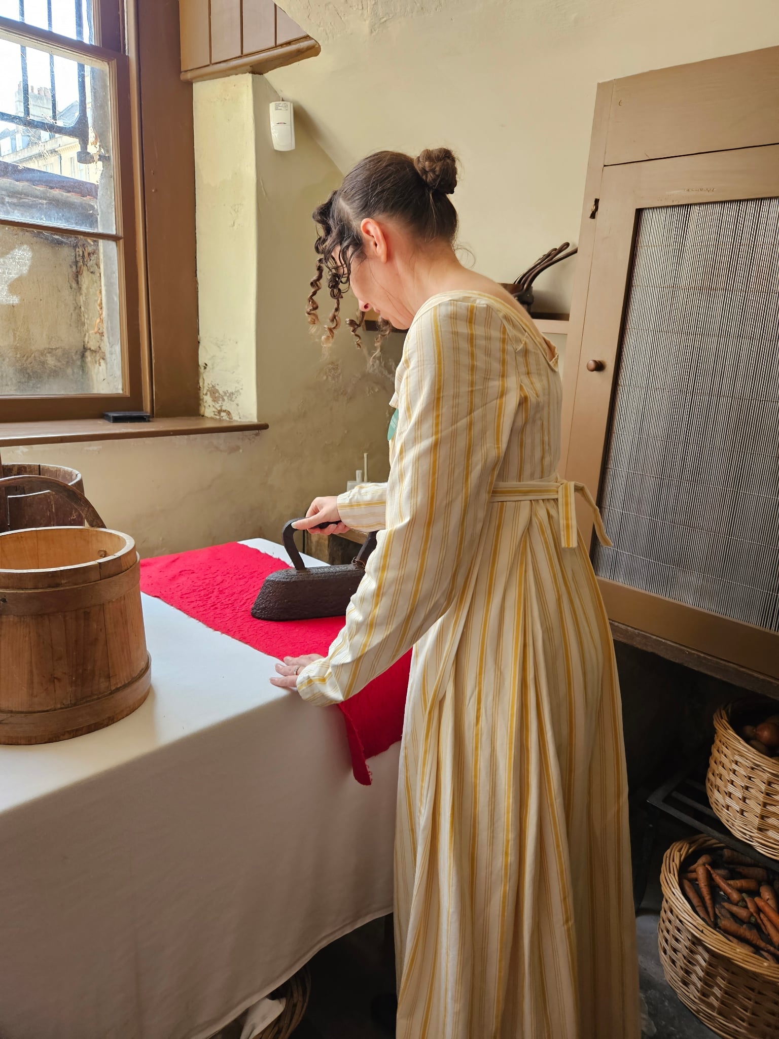 Gulstripet regency kjole i bomull, S/M