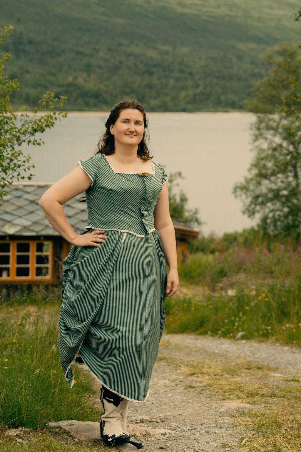 Grønnstripet bustle dress, 1880, XL